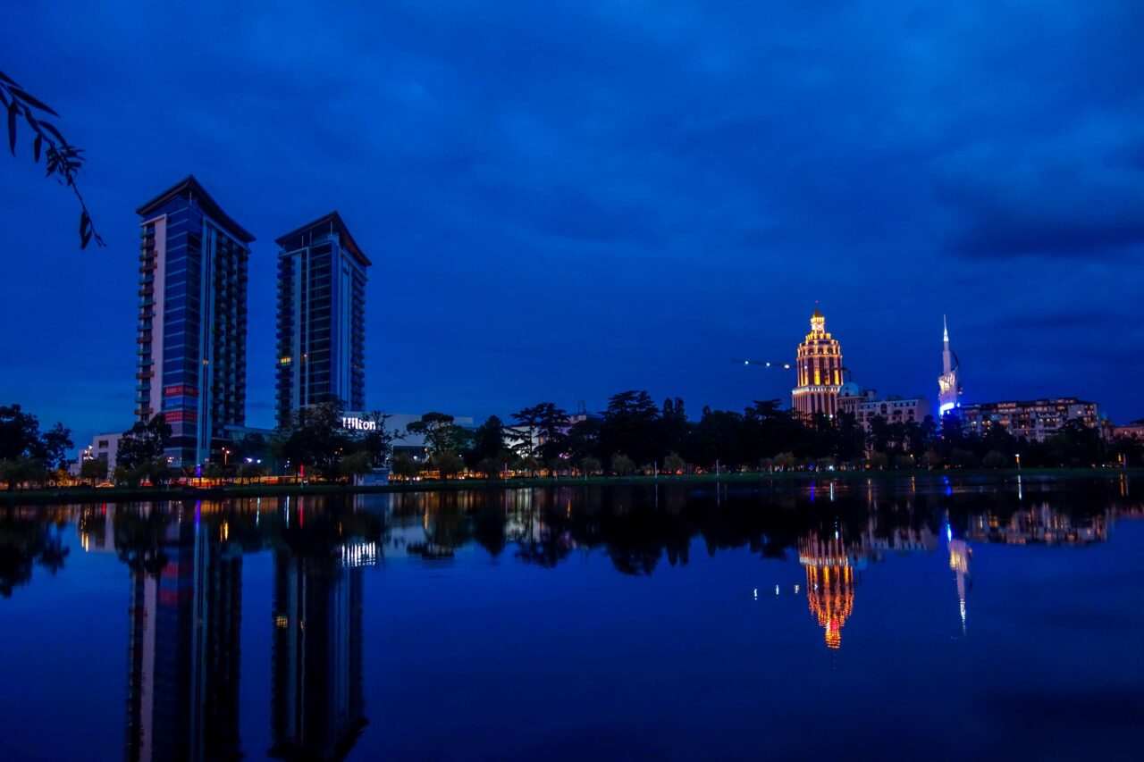 https://sphinx-travel.com/wp-content/uploads/2018/09/3053416-batumi_blue_blue-sky_blue-water_city-lights_clear_headlights_hotels_lake_lakeside_lights_mirror_mirror-image_mirroring_night_reflection_reflections_reflective_sky_travel_trees_water-1280x853.jpg