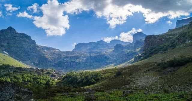 صوره تصفح منظر طبيعي لمنطه في جبال جورجيا